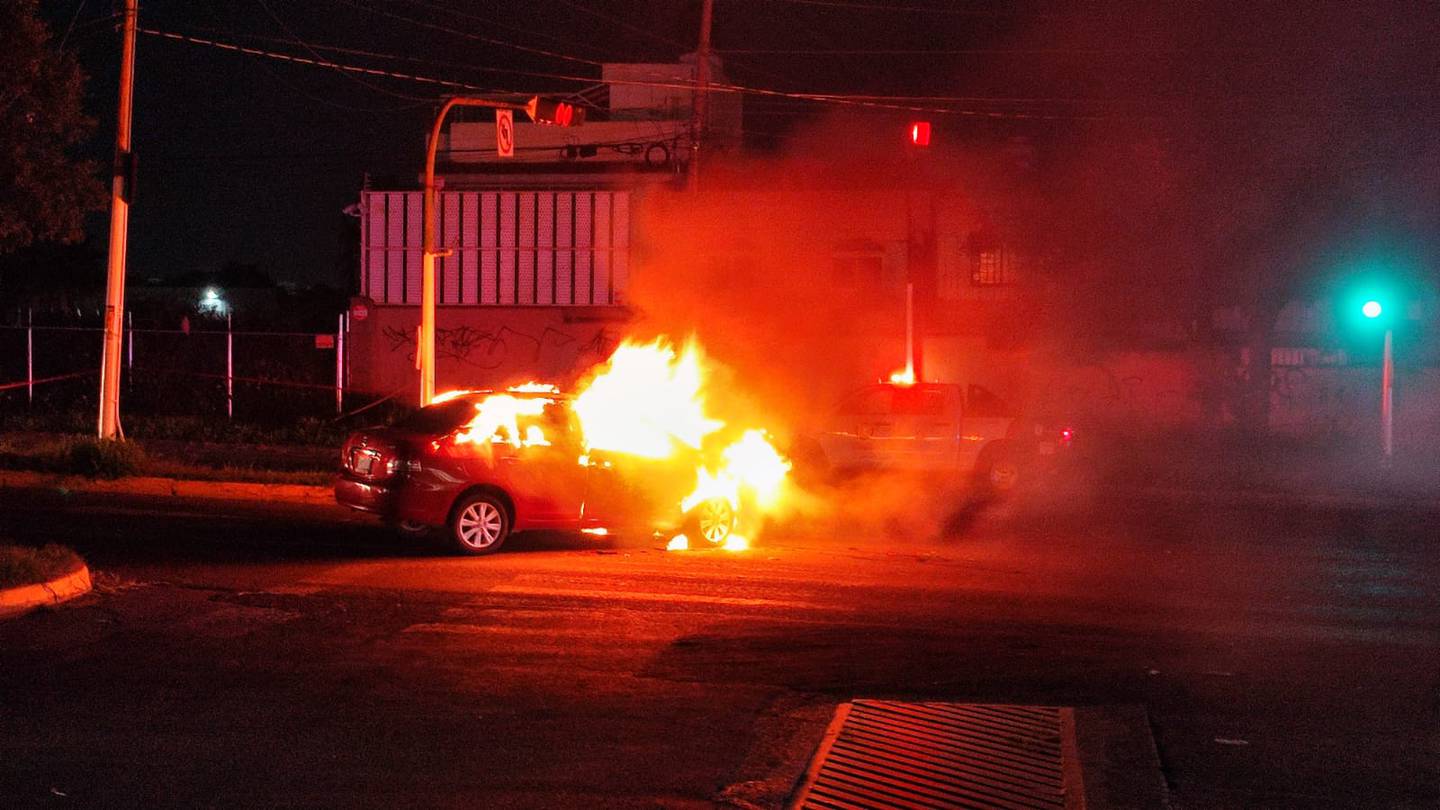 Vehiculo quemado en San Isidro y La Grana.