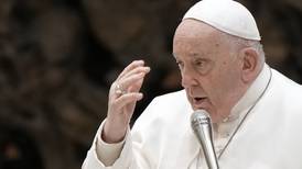 Papa Francisco admite que se siente “solo” en la Iglesia tras aprobar bendiciones homosexuales 