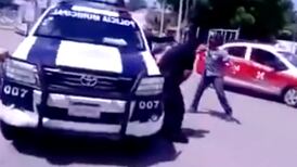 Motociclista desarma y golpea a policías en Campeche