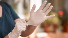 Hacen guantes para combatir el coronavirus explotando migrantes