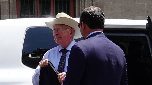 Ken Salazar se reúne con AMLO en Palacio Nacional tras tragedia migrante en Texas