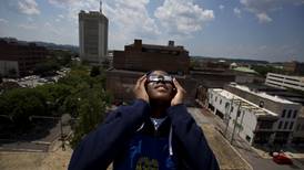 ¿Vas a ver el eclipse solar? Protege tu vista con lentes especiales fabricados por reclusos en la CDMX