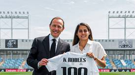 Kenti Robles es homenajeada por el Real Madrid por llegar a 100 partidos