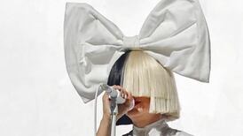 Sia presume un radical cambio en su rostro después de confesar que se sometió a una cirugía plástica facial