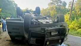 Camión de la Semar que escoltaba a la gobernadora de Colima sufre volcadura