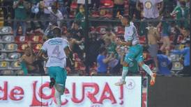León vence a Querétaro en partido afectado por la lluvia