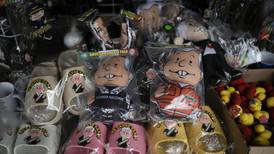Sombreros y muñecos reflejan popularidad del AMLO previo a elecciones de junio