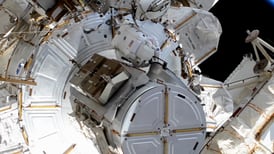 Astronautas instalan nuevos paneles solares en la EEI durante caminata espacial