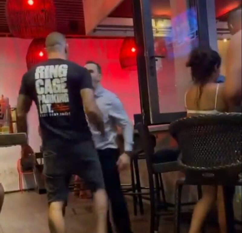 Peleador de MMA noquea a hombre ebrio en un bar