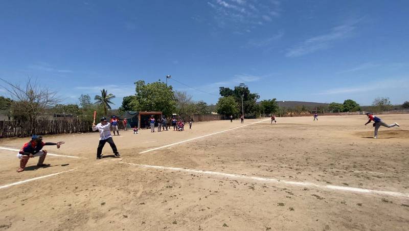 López Obrador hace un pausa en su gira por Sinaloa para jugar beisbol
