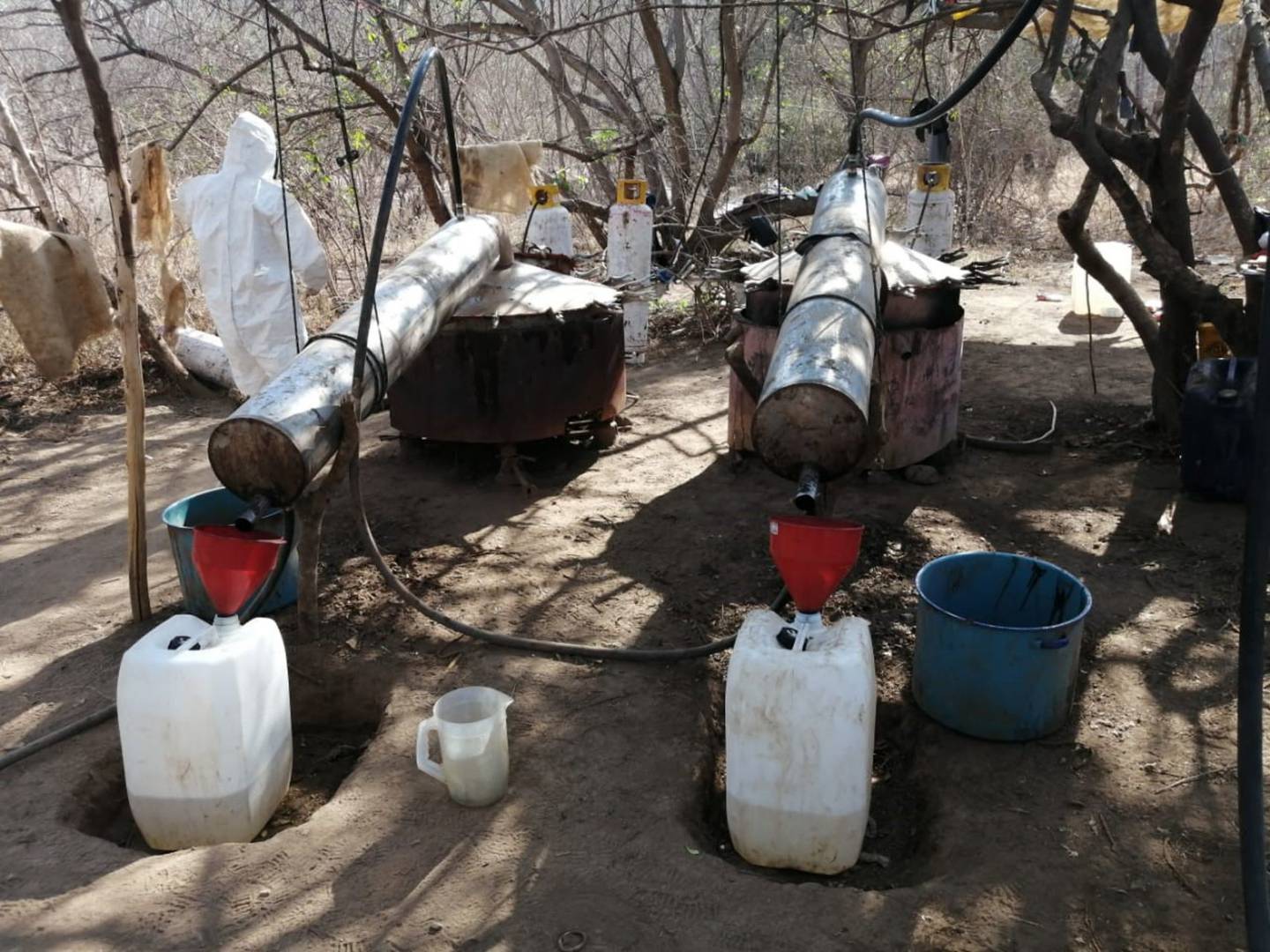 Ejército Mexicano asegura más de dos mil litros de posible metanfetamina en siete laboratorios clandestinos en el estado de Sinaloa.
