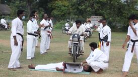 Karateca indio rompe un récord de más de mil motos sobre él