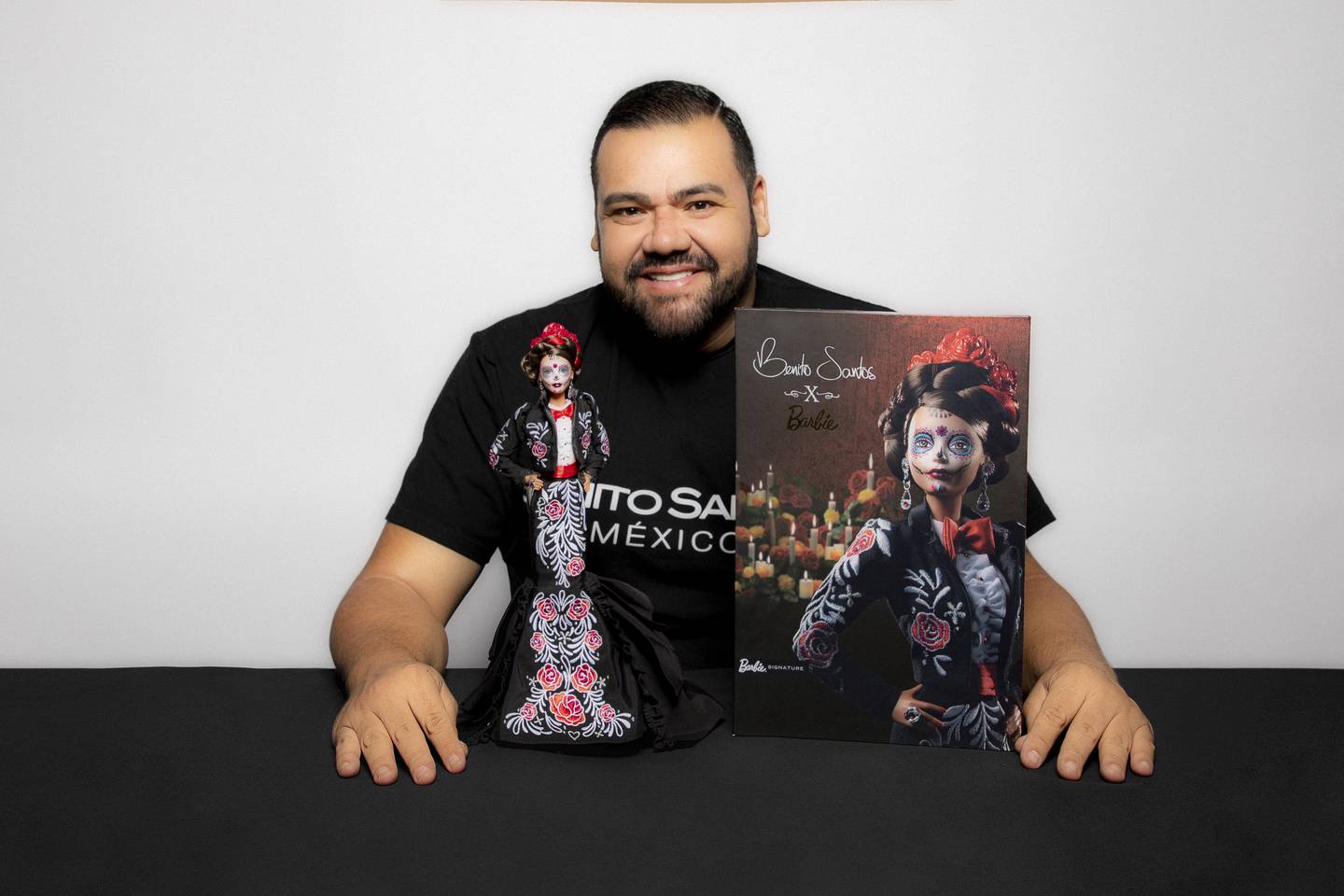El diseñador mexicano hace un homenaje a sus raíces de la mano de Mattel, donde se convirtió en cocreador de la nueva
edición de Barbie Día de Muertos 2022.