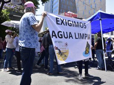 Caos en Insurgentes: Vecinos de la Benito Juárez amanecen con bloqueo por agua contaminada