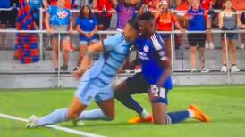 VIDEO: Alan Pulido se hace expulsar con un brutal cabezazo a su rival
