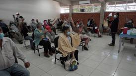Maestros de Jalisco esperan turno para vacunación