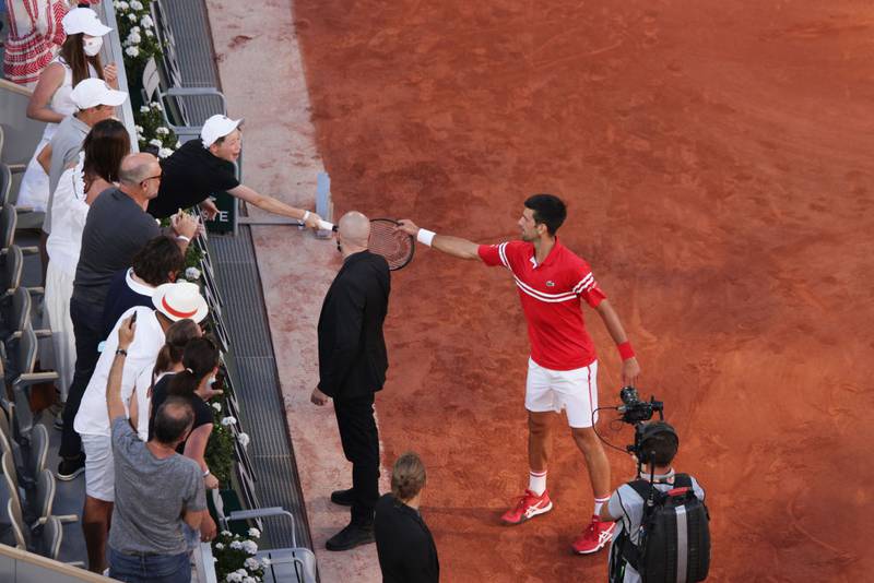 Novak Djokovic provoca locura en niño con su raqueta
