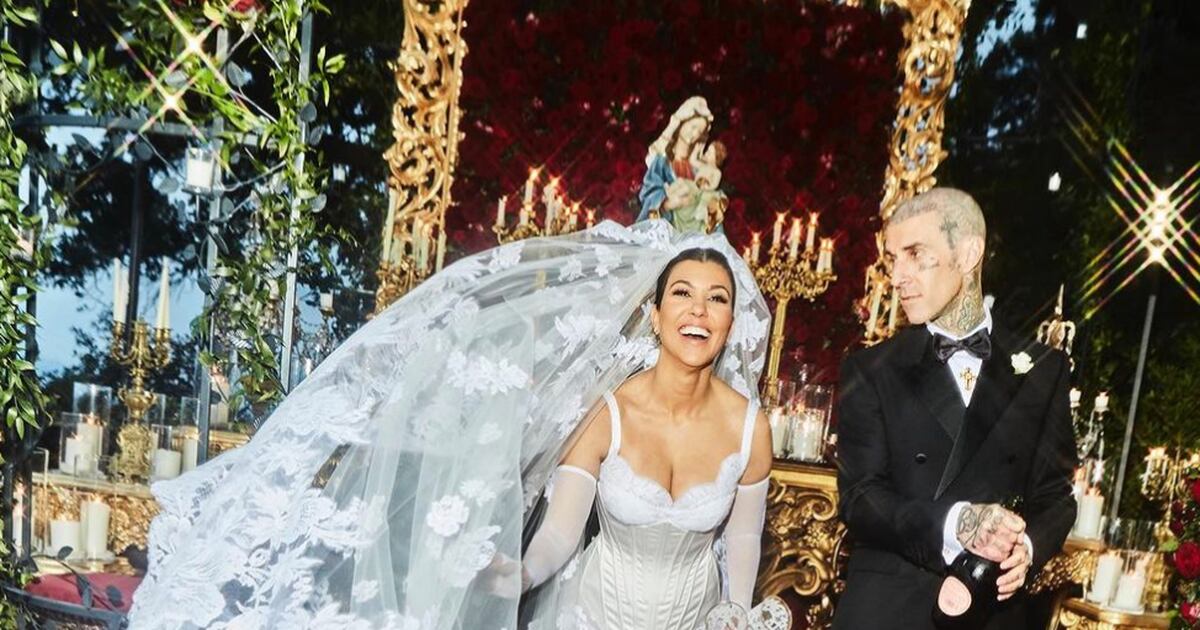 Kourtney Kardashian rivela nuove foto del suo matrimonio gotico