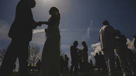 Eclipse solar se convierte en escenario de una boda masiva en Estados Unidos