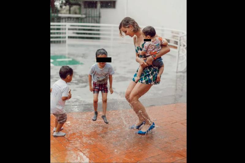 juega junto a niños saltando sobre un charco de agua. (Instagram @marianardzcantu)