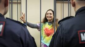 Artista rusa sentenciada a 7 años de prisión por mensajes contra guerra Rusia-Ucrania