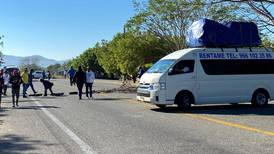 Bloqueo de maestros desata caos en carreteras de Oaxaca
