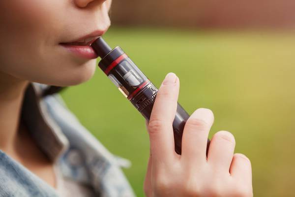 Sanidad traspondrá la directiva europea de tabaco calentado que obliga a incorporar una advertencia y prohíbe los aromas