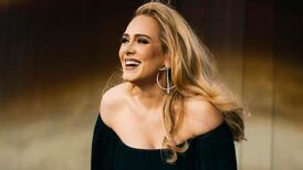Adele celebra 10 años de ‘Skyfall’, la canción que hizo llorar a James Bond