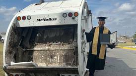 ¡Orgullo universitario! Joven recolector de basura se gradúa como licenciado en Derecho