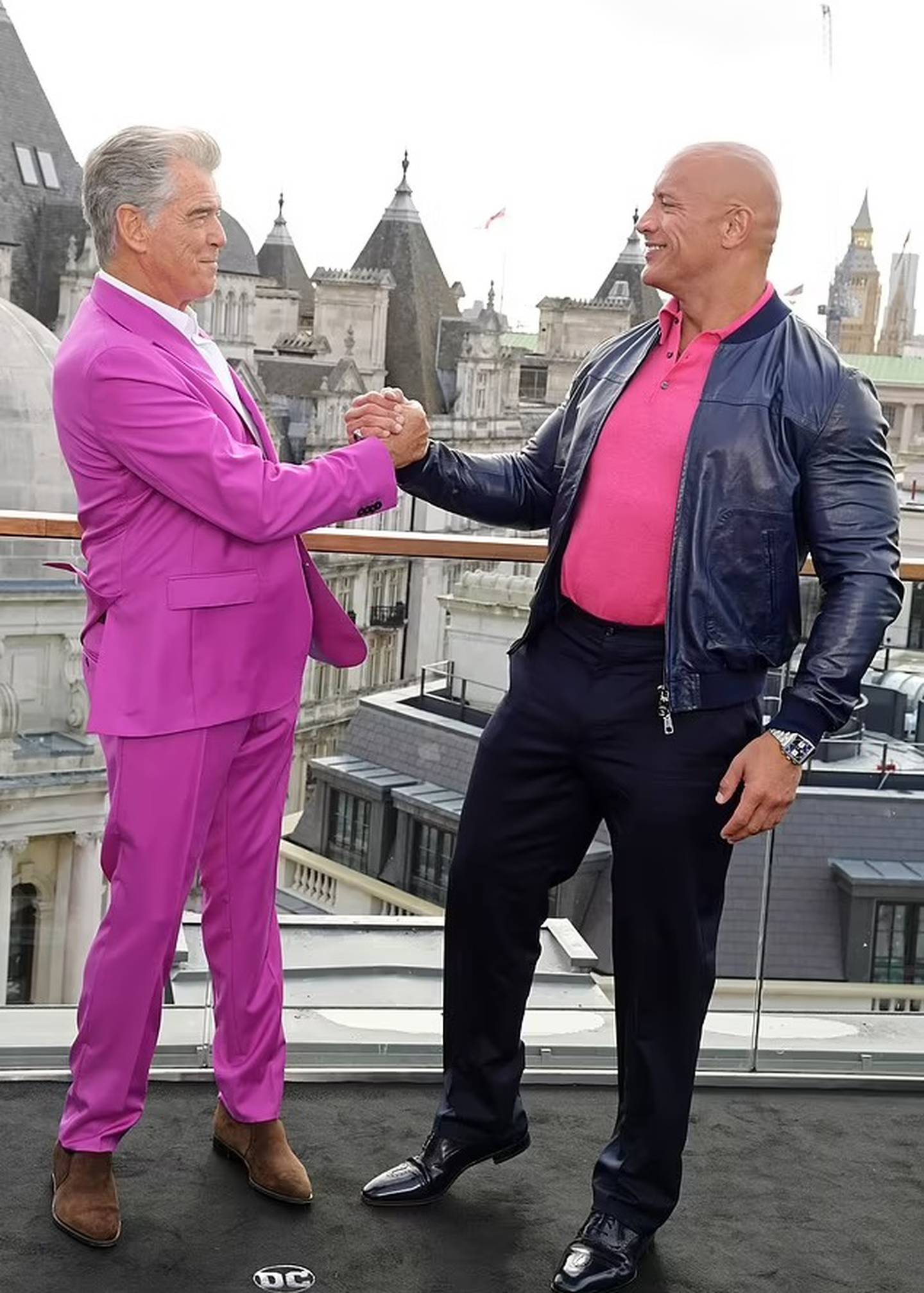 Pierce Brosnan y Dwayne Johnson. Foto: Daily Mail