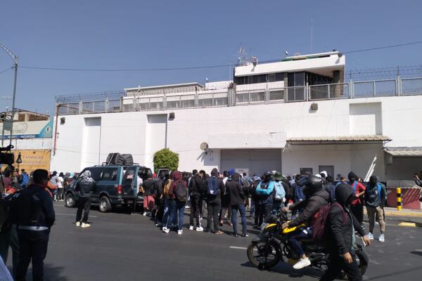 Normalistas de Ayotzinapa vandalizan camión, lanzan petardos y tumban puerta del Centro Federal de Arraigos