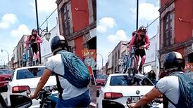 Ciclista pasa por encima de un auto que invadía la ciclovía en Querétaro