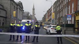 Estallan enfrentamientos violentos en Dublín tras ataque a puñaladas que dejó 3 niños heridos