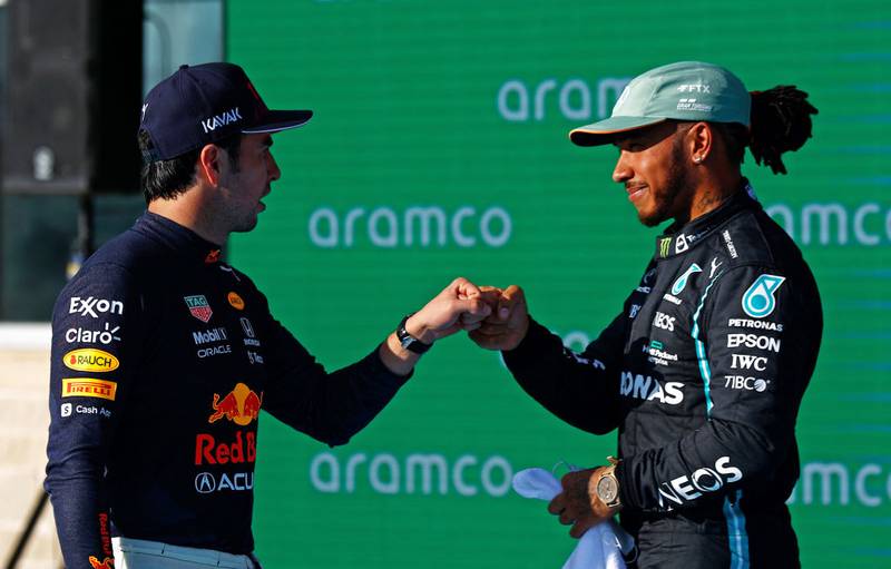El piloto de Mercedes, Lewis Hamilton, aclaró sus palabras sobre Checo Pérez y destacó el gran progreso que ha tenido con Red Bull