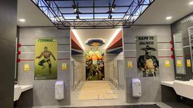 Baños del aeropuerto Felipe Ángeles están decorados con temática de lucha libre