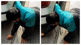 “¿Te ayudo con algo?”: Hombre sorprende a ladrón a punto de llevarse los rines de su coche 