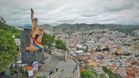 Bandera LGBTQ+ pinta históricas calles de Guanajuato