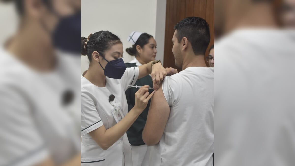 Es importante que la población de todas las edades quede protegida contra ambas enfermedades, que al presentarse pueden causar complicaciones a la salud, señala el Seguro Social.