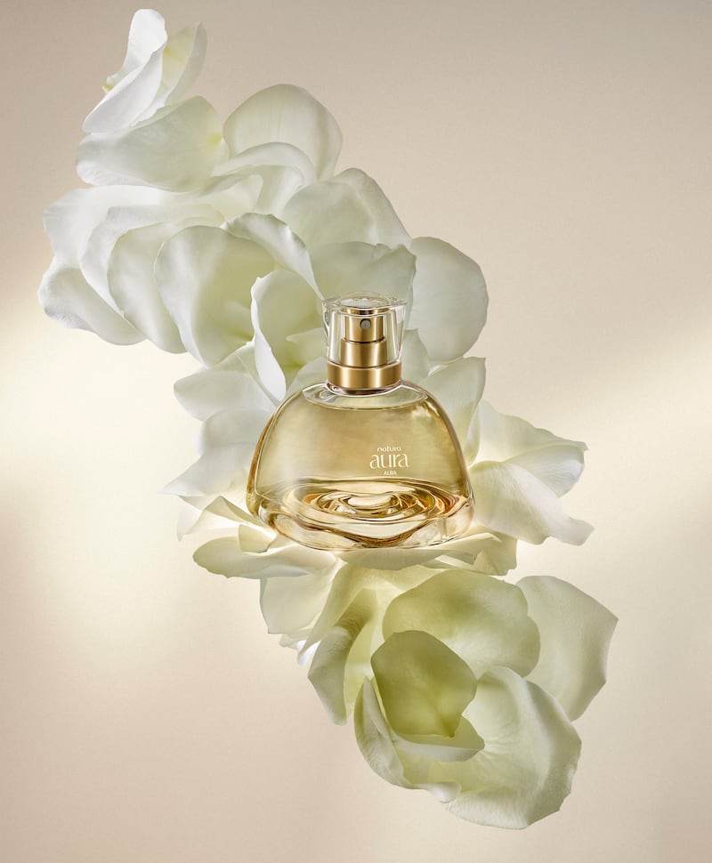 Elaborado con la codiciada Rosa Alba de Bulgaria, este Eau de Parfum conquista con su elegancia luminosa y su fijación prolongada. Conoce su origen, sus notas aromáticas y por qué será el nuevo sello personal de muchas mujeres.