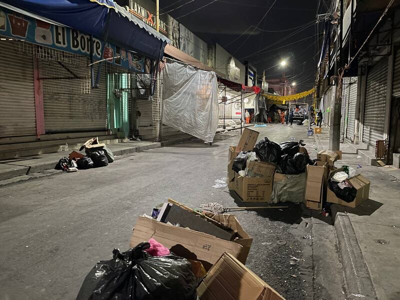 Las acciones tienen como finalidad despejar banquetas y calles de la zona.