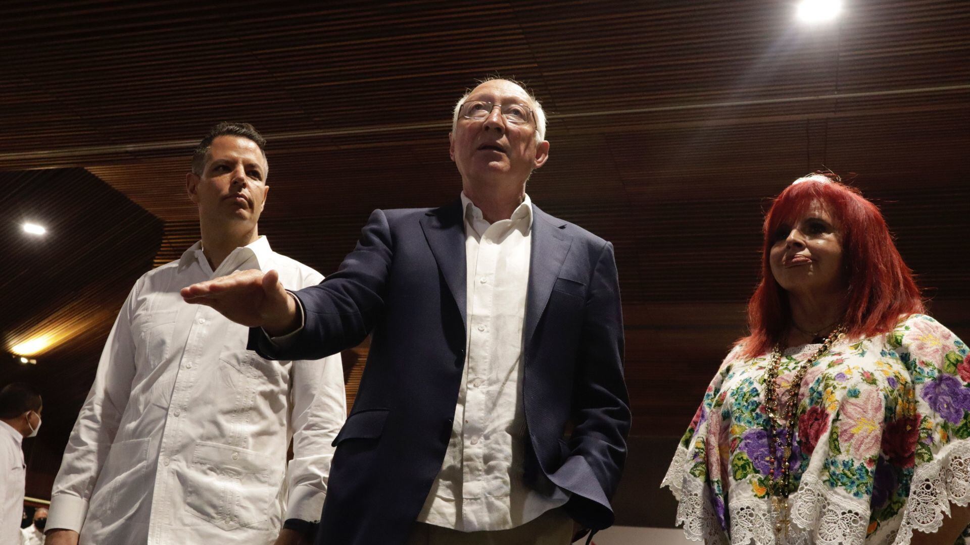 Alejandro Murat, gobernador de Oaxaca; Ken Salazar, embajador de Estados Unidos; y Layda Sansores, gobernadora de Campeche, durante la reunión de la embajada estadounidense con gobernadores y gobernadoras del sur-sureste.