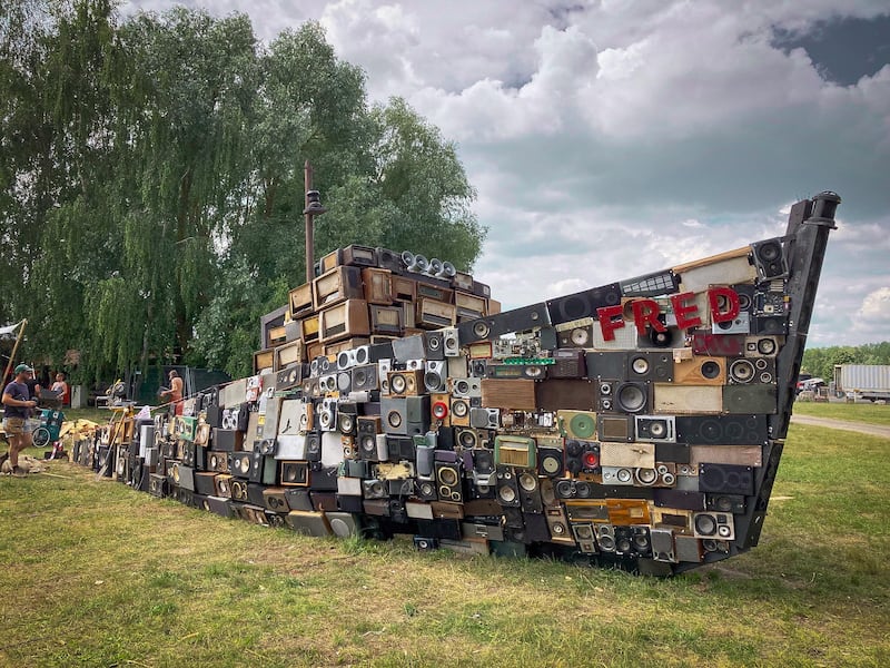 El artista alemán Benoît Maubrey ha dedicado más de cuatro décadas a transformar altavoces desechados en esculturas monumentales e interactivas. Foto: Benoit Maubrey.