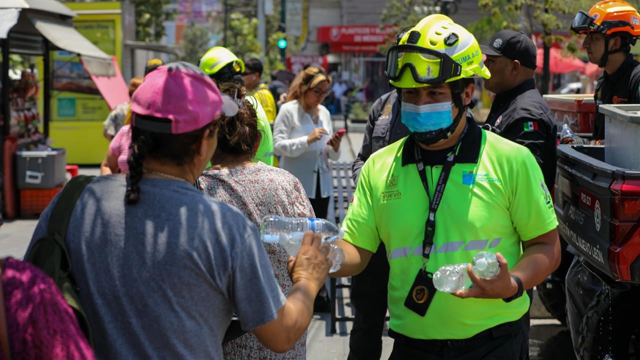 Para los siguientes días se prevén temperaturas de entre 40 a 45 grados por lo que se estará entregando hidratación en diferentes puntos.