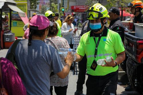 Agüita fría para el calor, PC inicia Operativo Hidratación en Centro de Monterrey