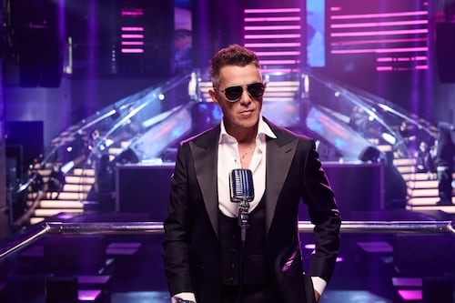 Alejandro Sanz se reinventa con ¿Y ahora qué +? y redefine el futuro del pop latino