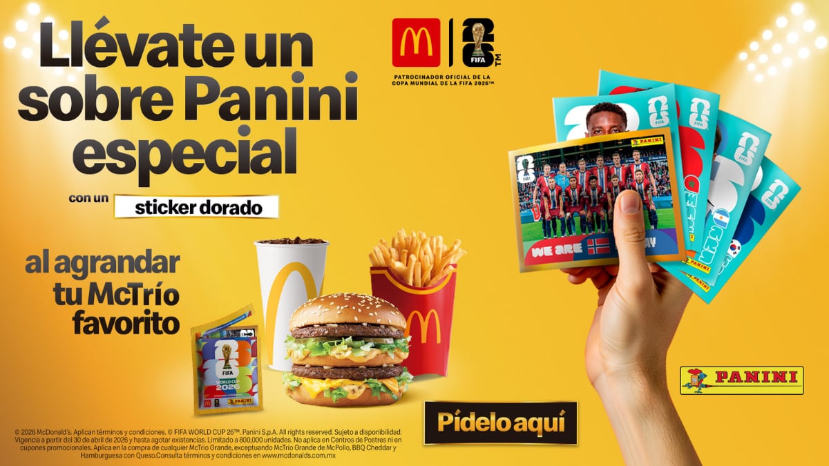 Combo de McDonald’s con hamburguesa, papas y bebida junto a sobres Panini con stickers dorados de la promoción.