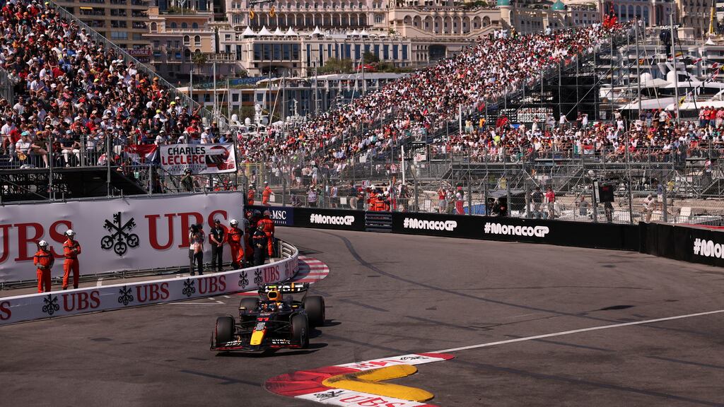 Checo Pérez quedó fuera de Mónaco en la vuelta 1.