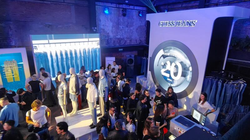 Guess presenta su línea eco-friendly, pensada para las generaciones Z y Alpha que exigen autenticidad, estilo urbano y procesos amigables con el planeta