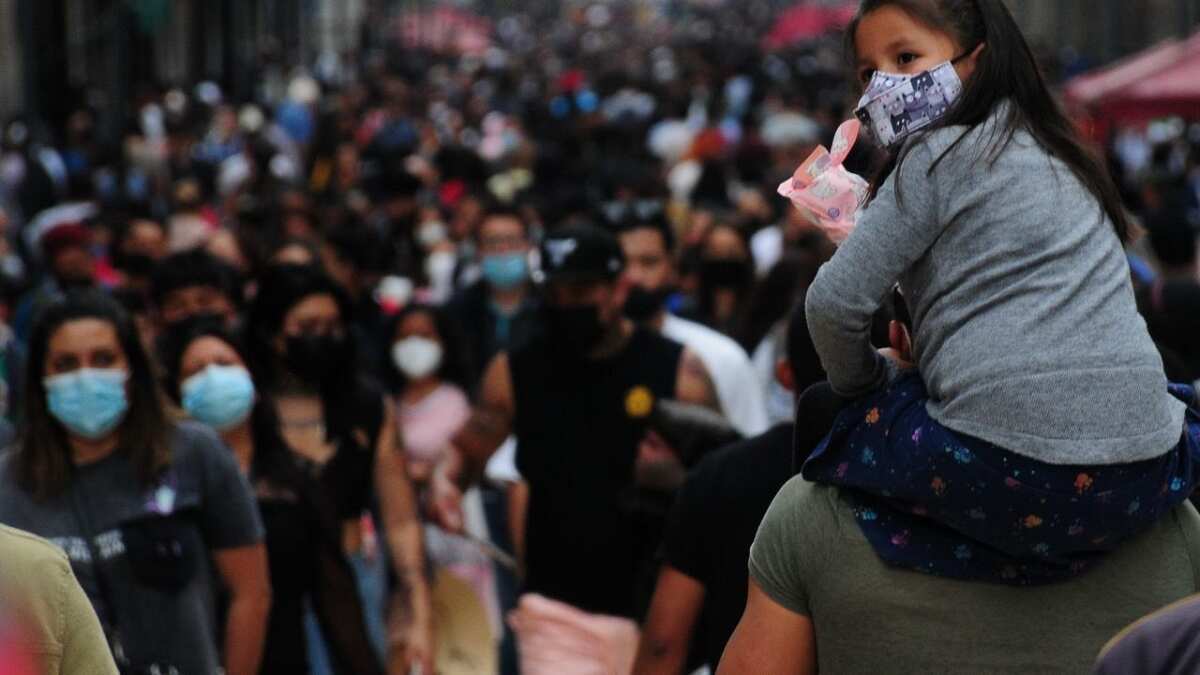 Familias pasean en la Calle Madero del Centro Histórico de la CDMX. Foto: Cuartoscuro.