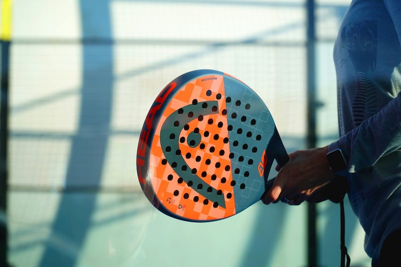 El pádel, un deporte que combina elementos del tenis y del squash, tiene sus raíces en México. Foto: Freepik.